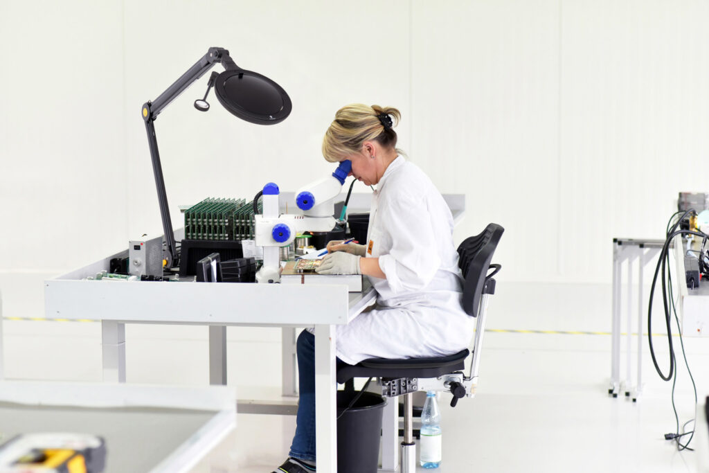 Inspección de conformal coating y soldaduras en una placa de circuito PCB utilizando la iluminación ultravioleta UV-A de la lámpara con lupa iQ ESD de OptiScope.