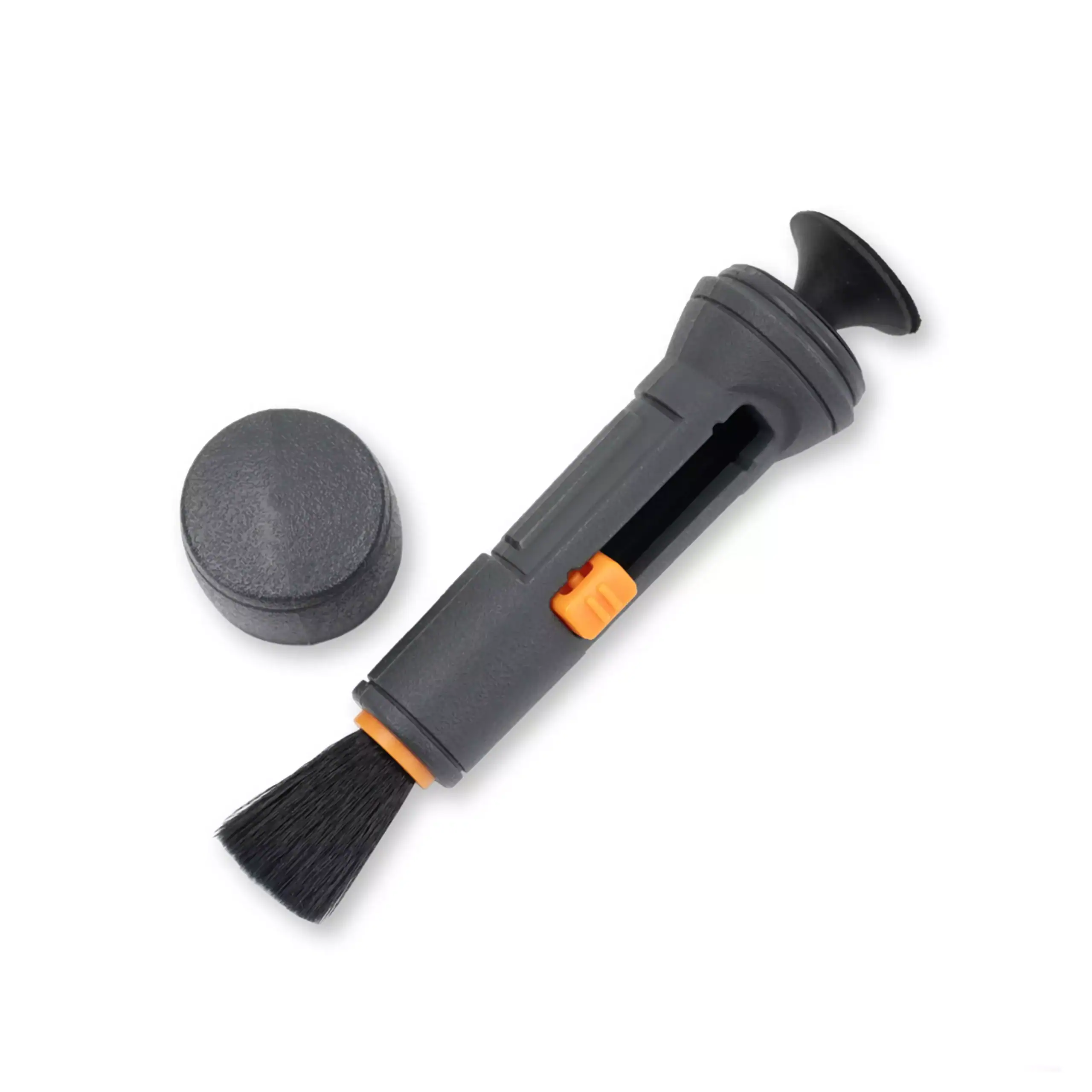 El limpiador de lentes compacto Carson CS-45 (Bolígrafo C6®) cuenta con un cepillo retráctil de plástico negro con tapa removible y deslizador naranja, ideal para limpiar lentes o cámaras con su fórmula reutilizable de nanopartículas secas.