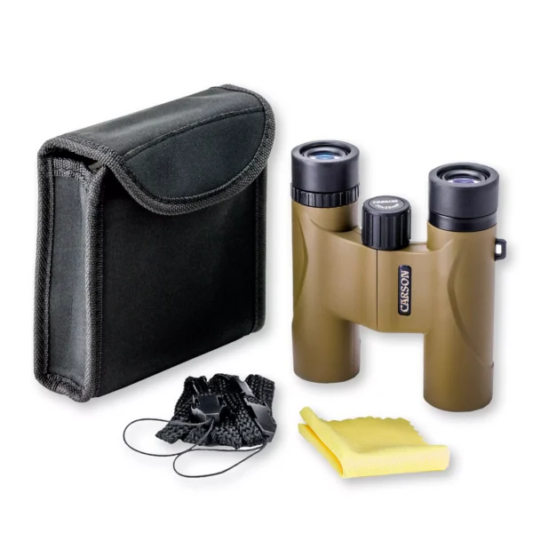 Los prismáticos compactos Carson HW-025 | Serie Stinger™ 10x25 mm con óptica avanzada y diseño ligero incluyen estuche negro, paño de limpieza amarillo y correa negra, todo dispuesto sobre una superficie blanca.