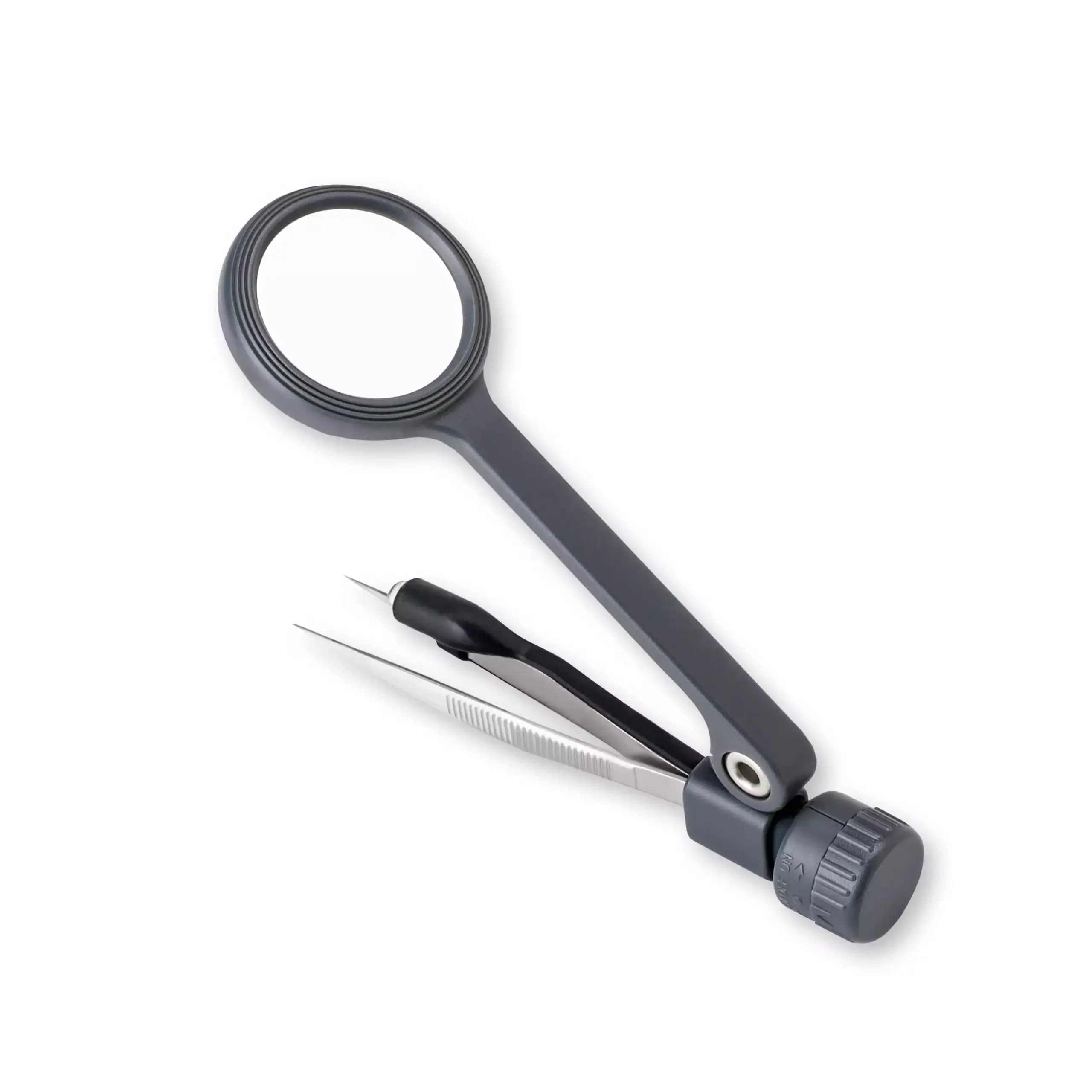 Un compás de dibujo negro con una lupa LED portátil Carson MG-88 MagniGrip™ 4.5x con lente de 1,18" (3 cm) y pinzas, que se muestra sobre un fondo blanco.