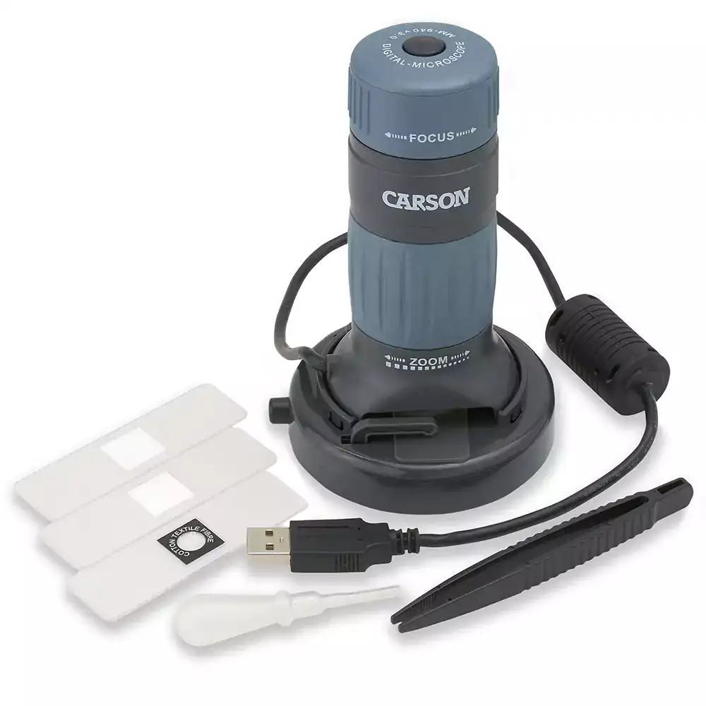 El Microscopio digital USB Carson MM-940 Serie zPix™ (86x-457x, LED, captura de fotos/vídeos) incluye cable USB, 3 portaobjetos en blanco, pinza, gotero y laminilla de calibración sobre fondo blanco.