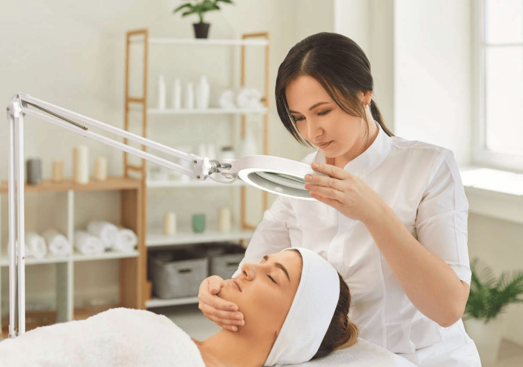 Tratamiento facial con tecnología avanzada en clínica estética.