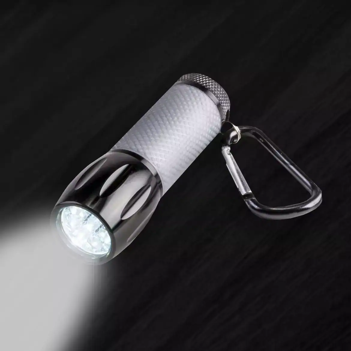 La mini linterna LED Carson SL-55 Serie LEDSight Pro™ tiene un diseño compacto, mango que brilla en la oscuridad y emite una potente haz de luz blanca contra fondos oscuros.