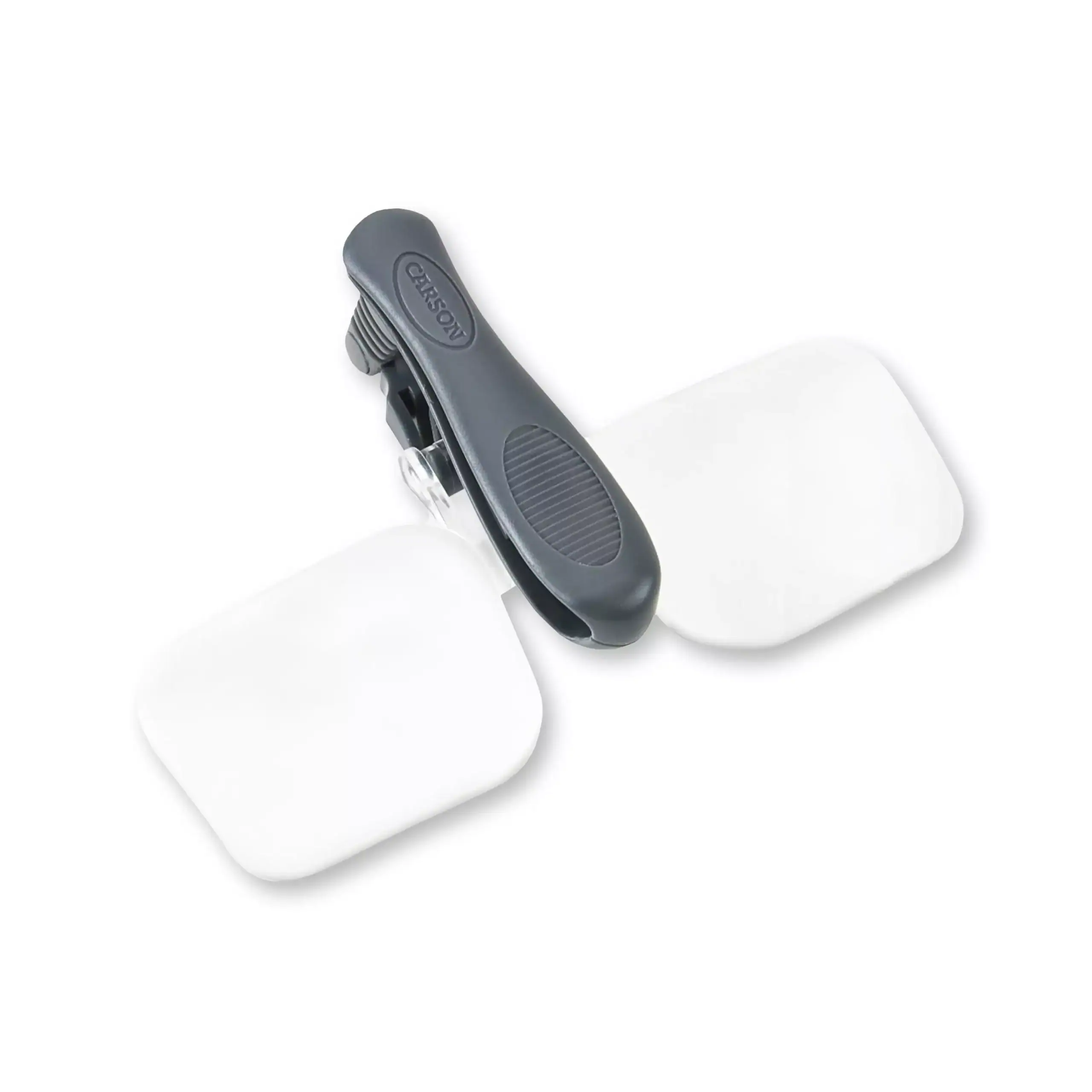 La Lupa con clip para gorra Carson VM-12 VisorMag™ 2x tiene dos almohadillas rectangulares traslúcidas y clip negro, ideal para pesca y baja visión. Diseño manos libres, mostrada sobre fondo blanco.